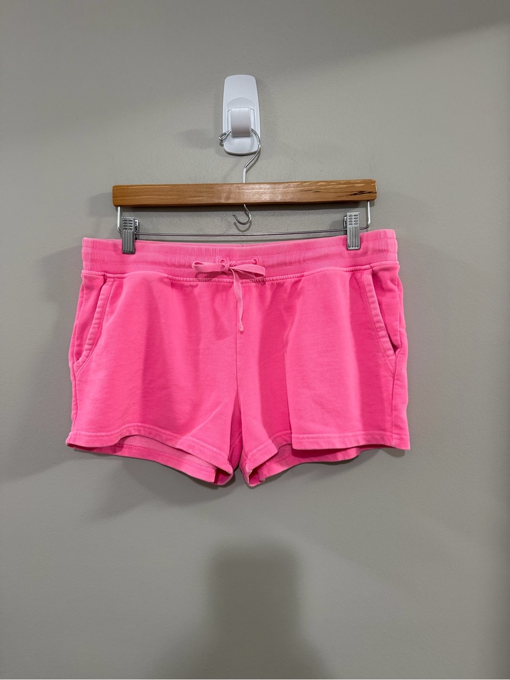 Vineyard Vines Hot Pink Drawstring Terry Fabric Athletic Shorts. Size M